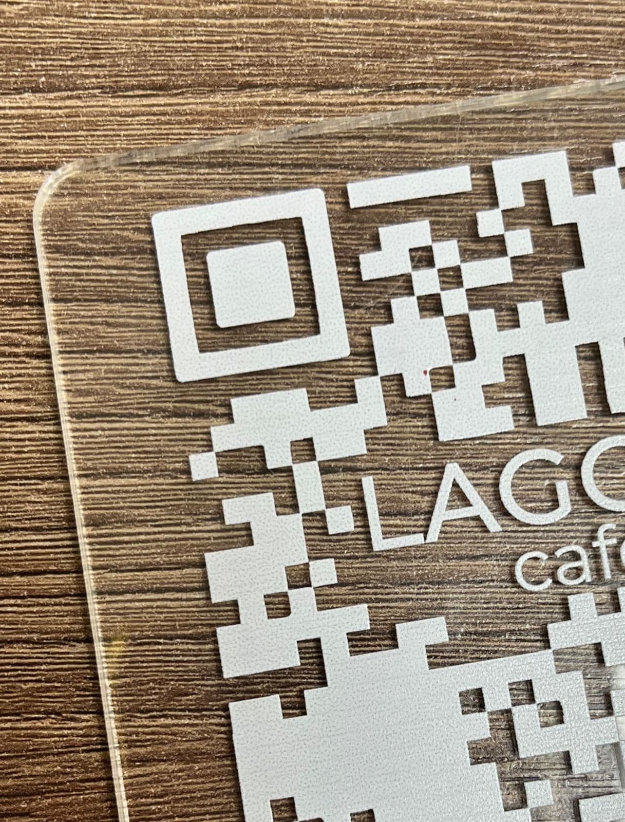 Прозрачная QR-табличка на дереве